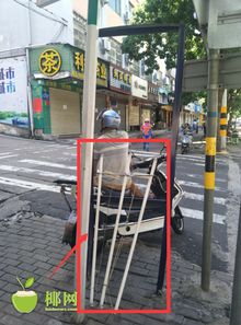 ?？谖魃陈放c萬華路交界處派出所燈光箱損壞引關注，網友呼吁及時維修
